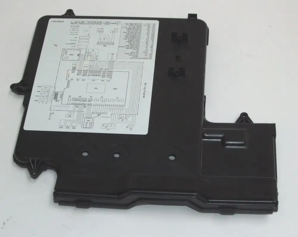Schwarze Abdeckung mit Schaltplan für Bedieneinheit, passend für Daikin-Altherma-Systeme, mit mehreren Befestigungsöffnungen und einer montierbaren Fläche.